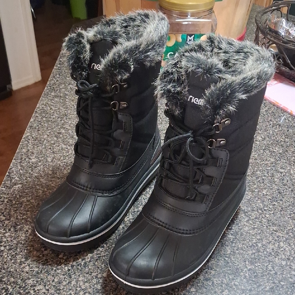 Women's Black Faux-Fur Trim Insulated Lace-Up Winter Boots